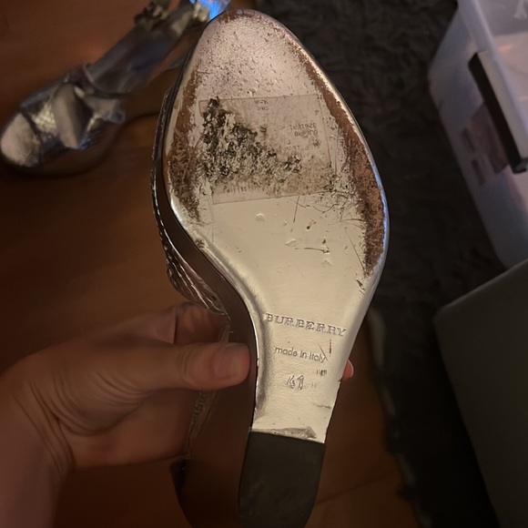 Silver Burberry size 8.5 snake skin print wedge heels - Picture 6 of 8